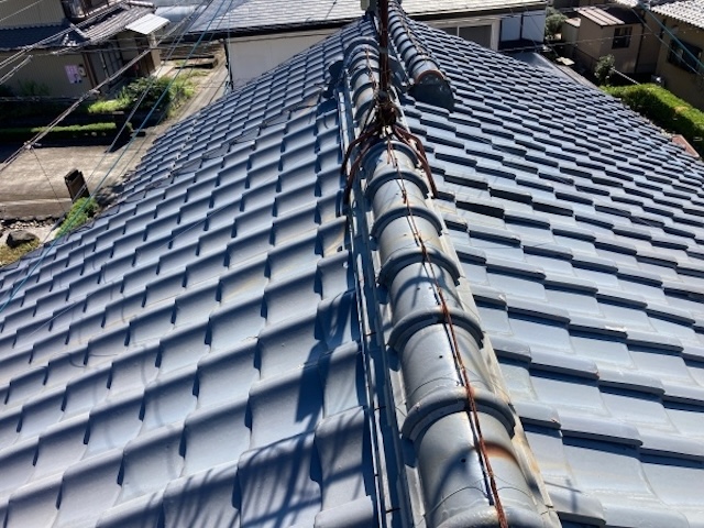 春日井市で雨漏りが発生した住宅の瓦屋根の差し替え工事・施行中の様子